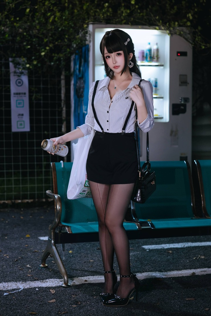 下班的OL日奈娇COS:日系办公室女郎演绎都市女性独特魅力 下班的OL日奈娇COS:日系办公室女郎演绎都市女性独特魅力