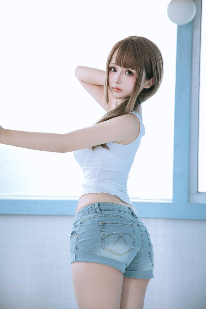 日奈娇男浴室保洁员COS：牛仔女保洁员打造清新职业系角色