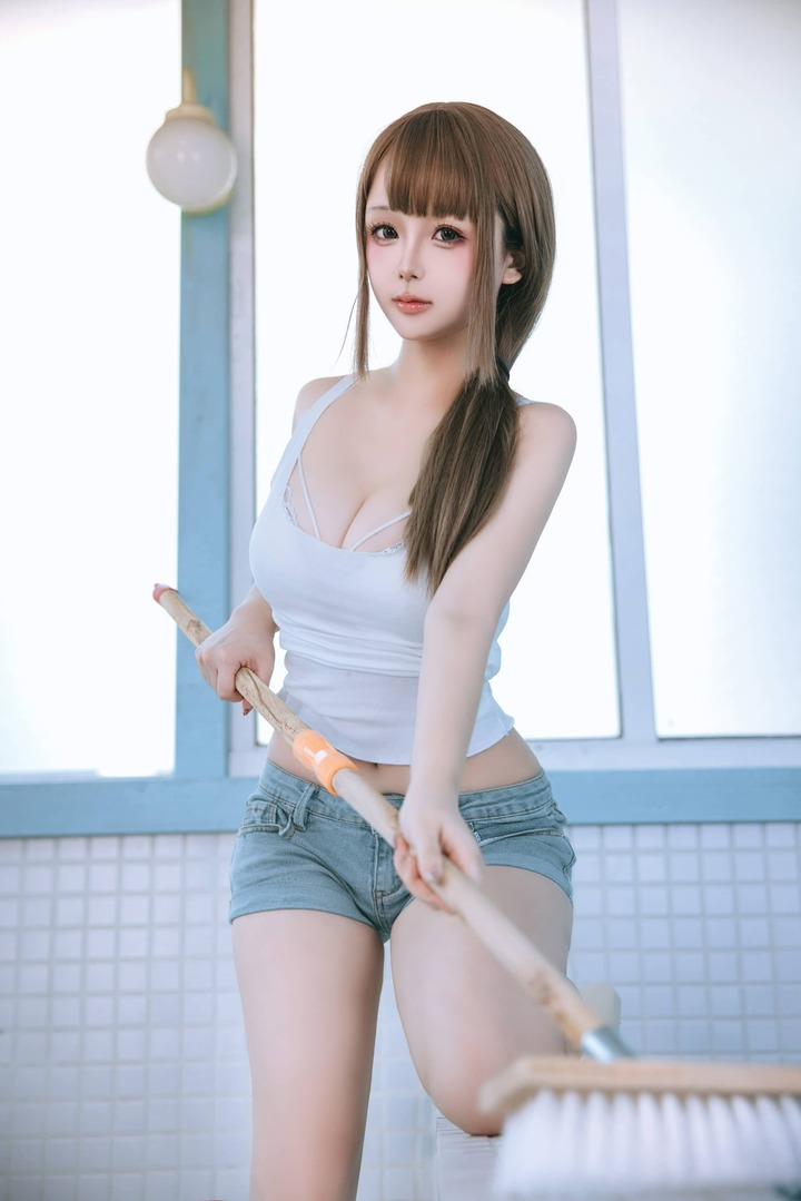 日奈娇男浴室保洁员COS：牛仔女保洁员打造清新职业系角色
