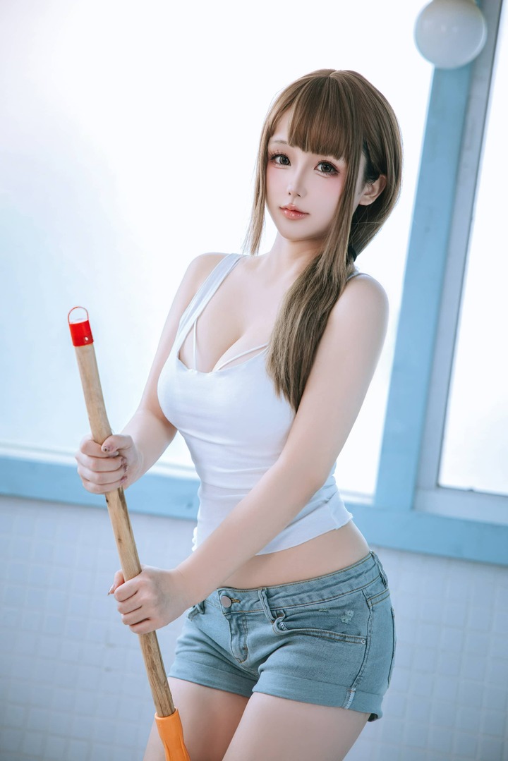 日奈娇男浴室保洁员COS：牛仔女保洁员打造清新职业系角色