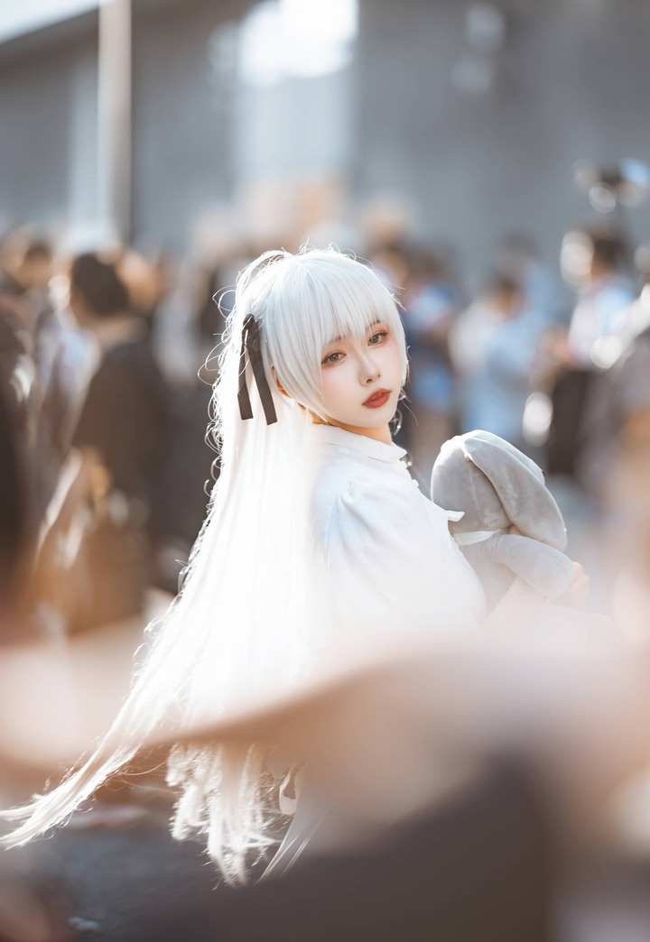 momoko葵葵春日野穹cos：纯白光影重现经典少女的清冷之美