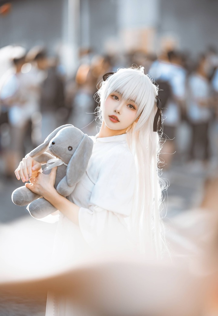 momoko葵葵春日野穹cos：纯白光影重现经典少女的清冷之美