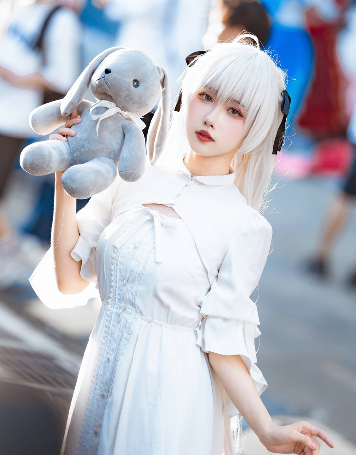 momoko葵葵春日野穹cos:纯白光影重现经典少女的清冷之美