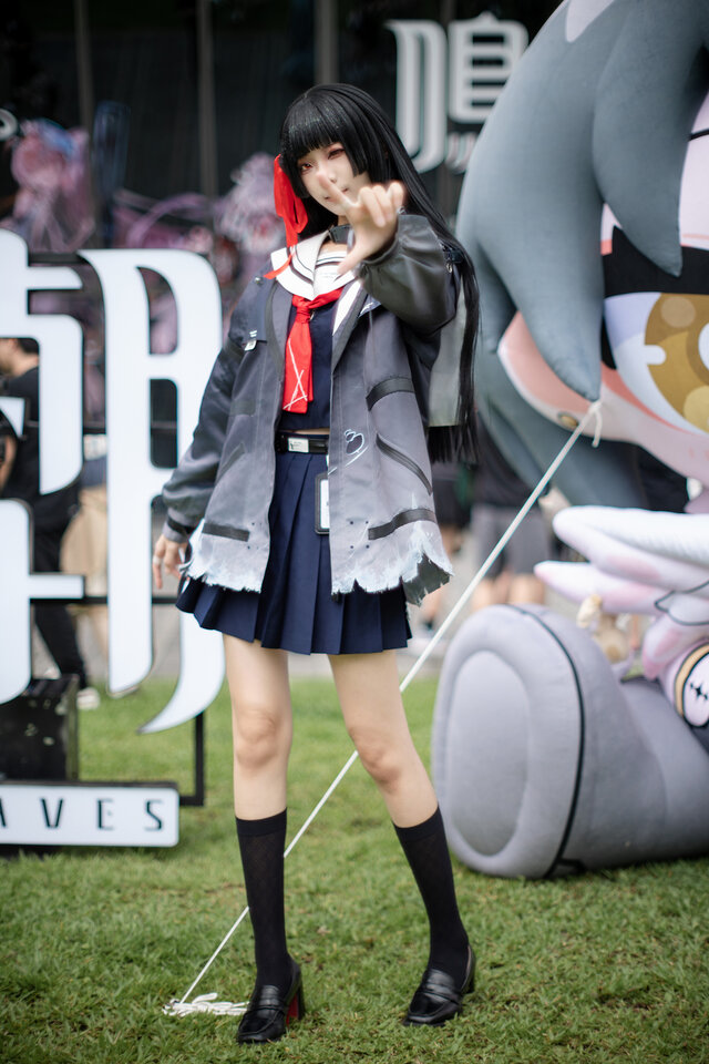 四巫日モミ朽叶千咲cos赏析：黑白红水手服演绎冷感少女魅力