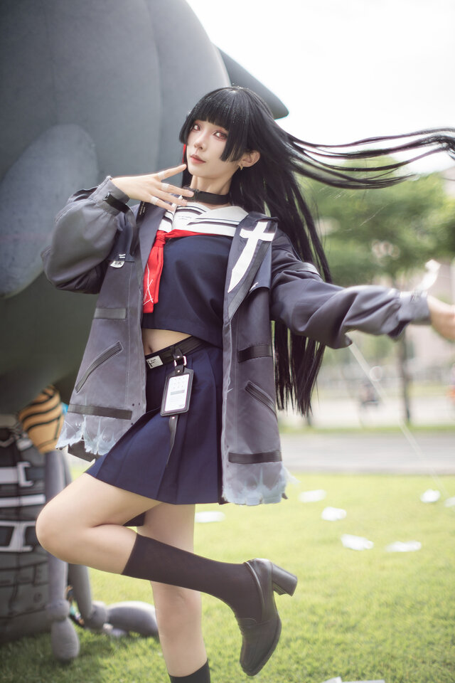 四巫日モミ朽叶千咲cos赏析：黑白红水手服演绎冷感少女魅力