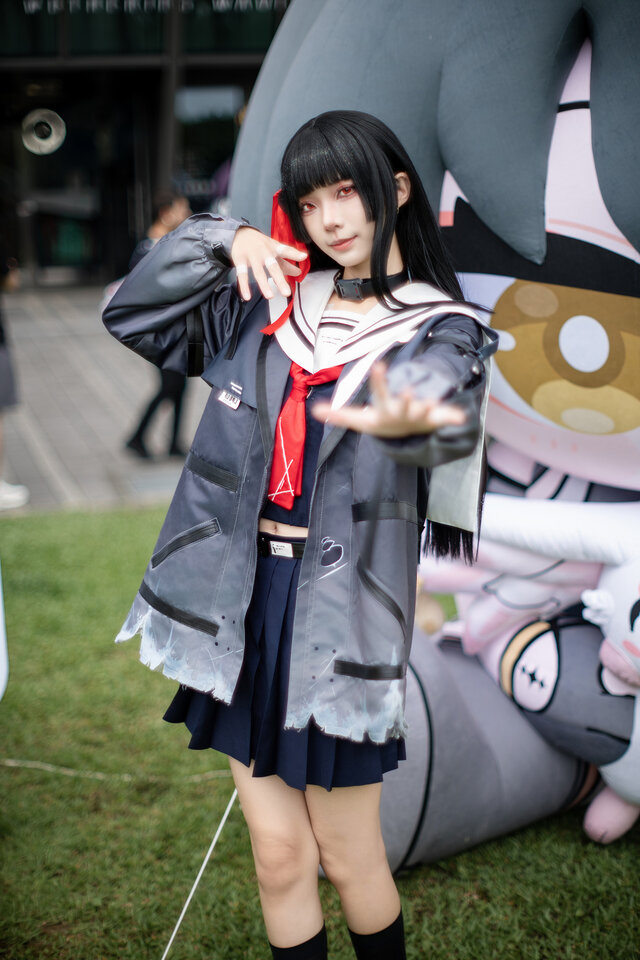 四巫日モミ朽叶千咲cos赏析：黑白红水手服演绎冷感少女魅力