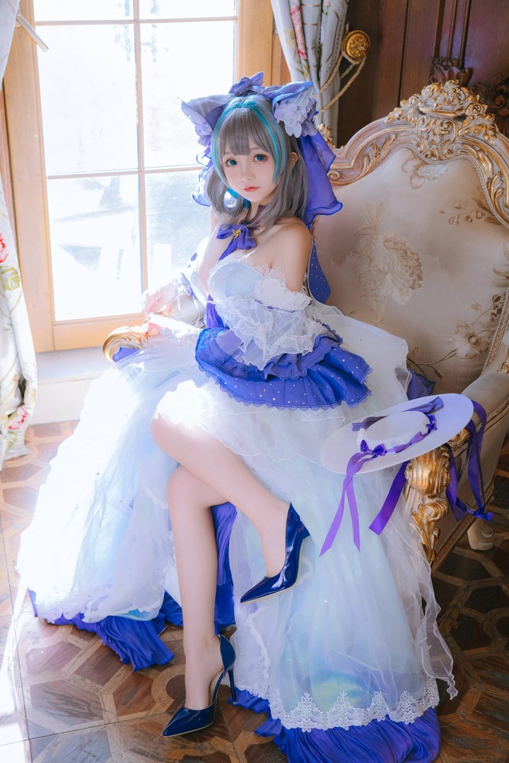 碧蓝航线柴郡cos赏析：日奈娇婚纱版演绎猫系舰娘的梦幻魅力