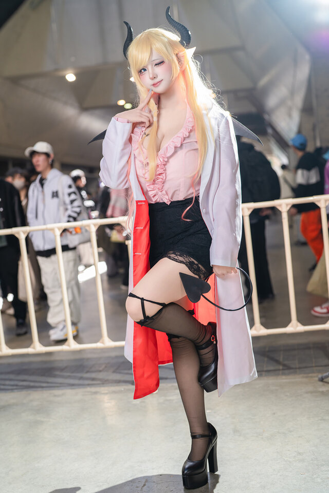 𝗥𝗶𝗲𝘀𝗲癒月巧可cos:化身恶魔护士,甜美气质与神秘完美交织 𝗥𝗶𝗲𝘀𝗲癒月巧可cos:化身恶魔护士,甜美气质与神秘完美交织