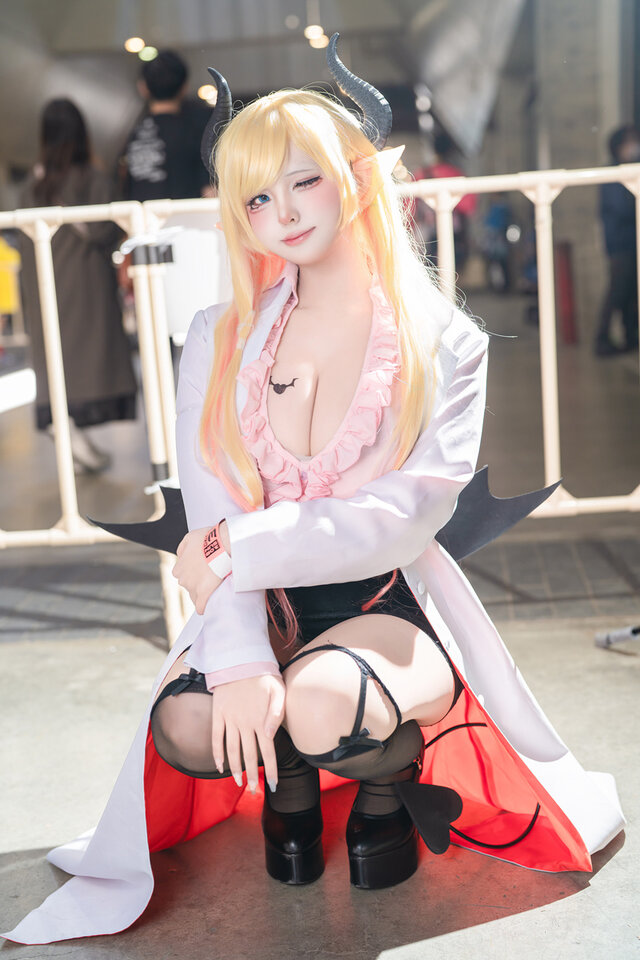 𝗥𝗶𝗲𝘀𝗲癒月巧可cos:化身恶魔护士,甜美气质与神秘完美交织 𝗥𝗶𝗲𝘀𝗲癒月巧可cos:化身恶魔护士,甜美气质与神秘完美交织