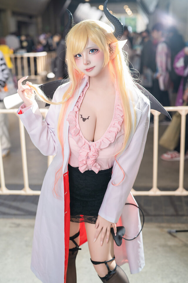𝗥𝗶𝗲𝘀𝗲癒月巧可cos:化身恶魔护士,甜美气质与神秘完美交织 𝗥𝗶𝗲𝘀𝗲癒月巧可cos:化身恶魔护士,甜美气质与神秘完美交织