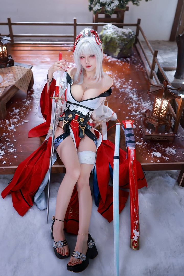 雪落庭院中的绯雪｜水淼aqua鸣潮COS原服版视觉氛围感拉满