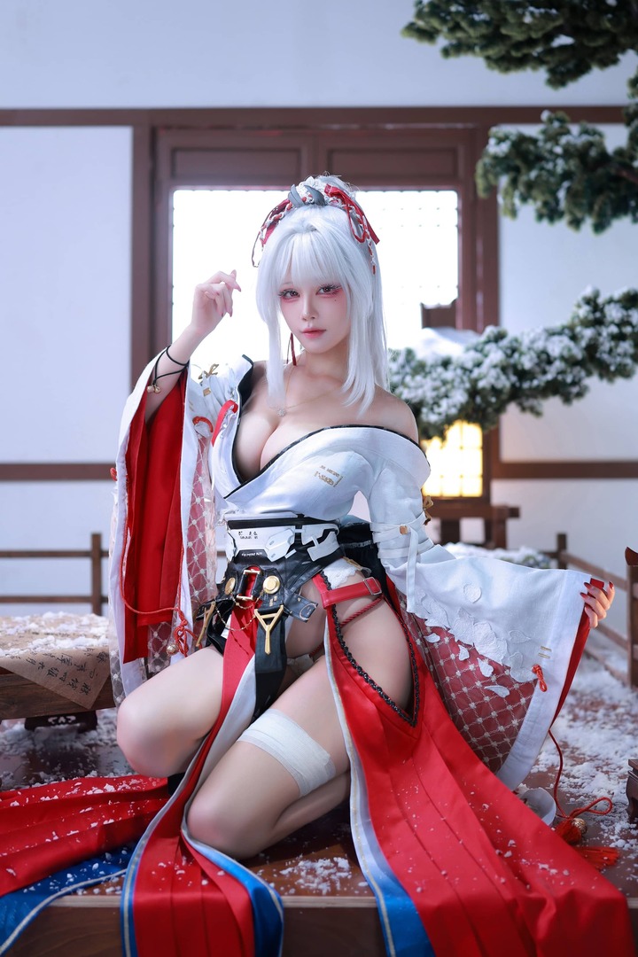 雪落庭院中的绯雪｜水淼aqua鸣潮COS原服版视觉氛围感拉满