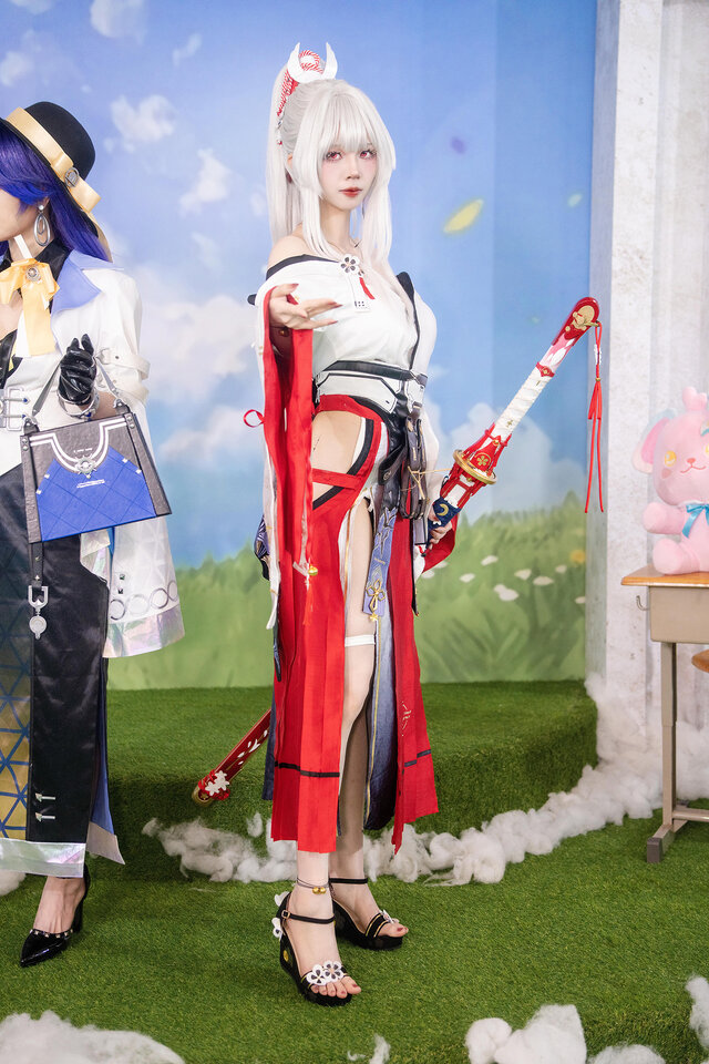 xuan阿璇绯雪COS:化身白衣绯刃,以东方美学诠释角色魅力 xuan阿璇绯雪COS:化身白衣绯刃,以东方美学诠释角色魅力