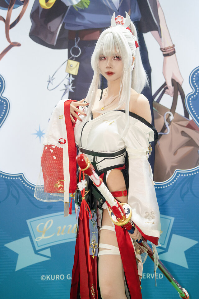 xuan阿璇绯雪COS:化身白衣绯刃,以东方美学诠释角色魅力 xuan阿璇绯雪COS:化身白衣绯刃,以东方美学诠释角色魅力