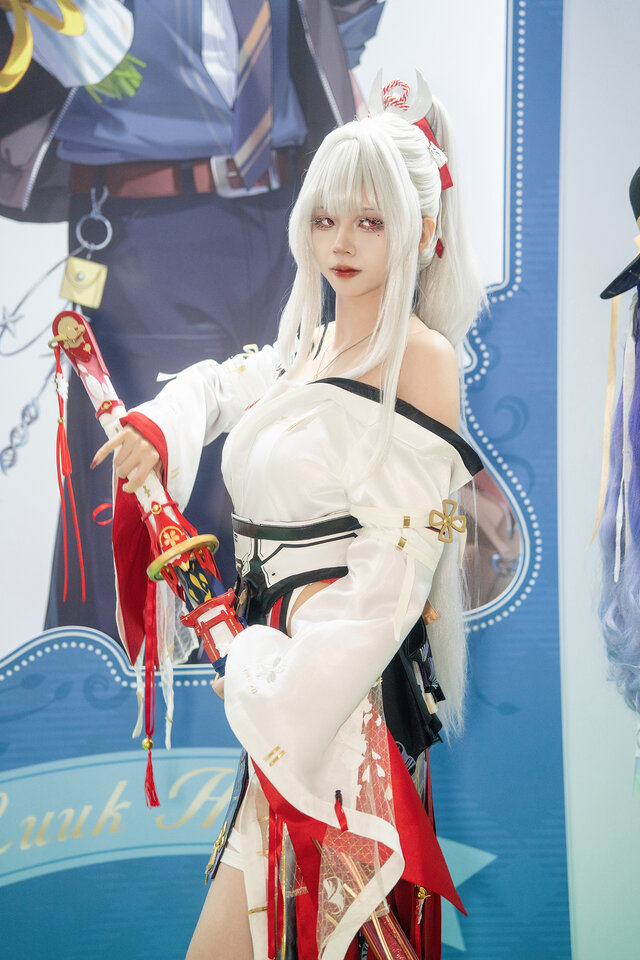 xuan阿璇绯雪COS:化身白衣绯刃,以东方美学诠释角色魅力 xuan阿璇绯雪COS:化身白衣绯刃,以东方美学诠释角色魅力