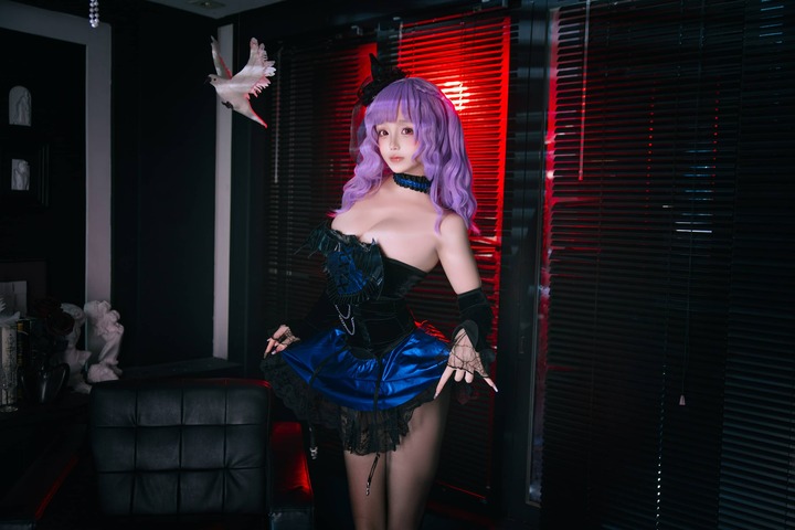 日奈娇见习魔女cos:黑夜中的紫色魔法演绎神秘少女幻想美学 日奈娇见习魔女cos:黑夜中的紫色魔法演绎神秘少女幻想美学