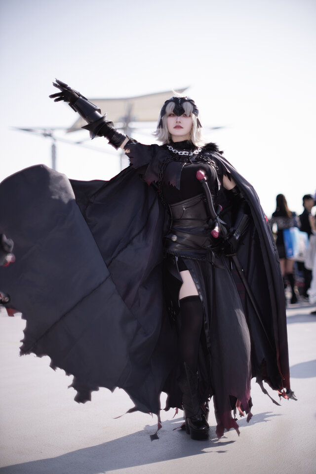 黑色圣女降临！LEO演绎《FGO》Alter贞德COS，冷艳再现