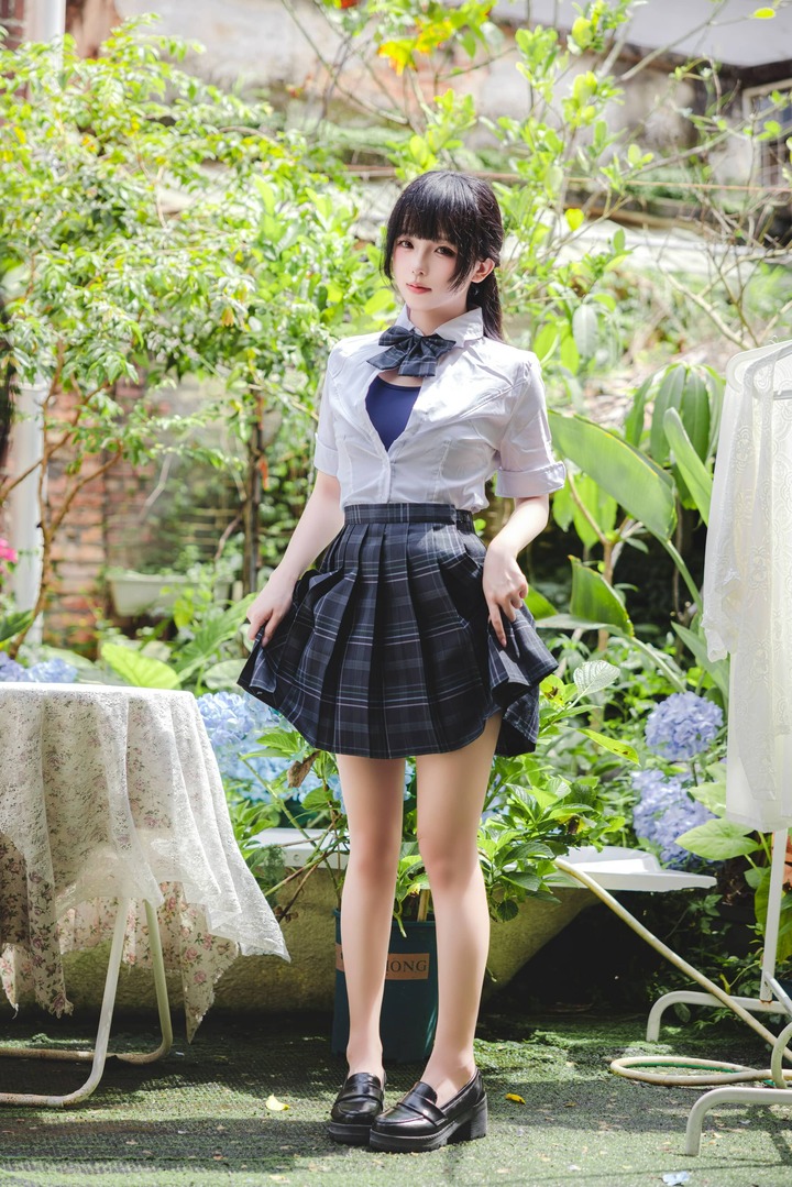 日奈娇死库水COS赏析:演绎JK风学院造型邂逅清新夏日花园 日奈娇死库水COS赏析:演绎JK风学院造型邂逅清新夏日花园