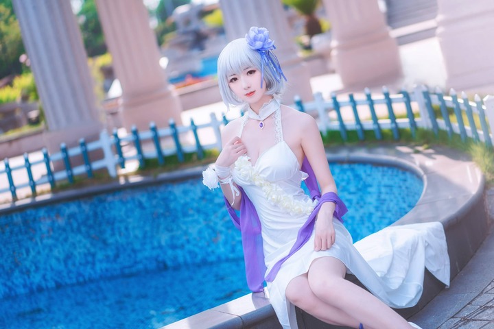 碧蓝航线天狼星COS:弥音音演绎白色礼服与紫色披帛的优雅 碧蓝航线天狼星COS:弥音音演绎白色礼服与紫色披帛的优雅