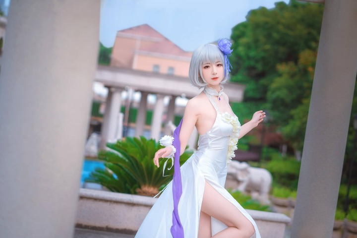 碧蓝航线天狼星COS:弥音音演绎白色礼服与紫色披帛的优雅 碧蓝航线天狼星COS:弥音音演绎白色礼服与紫色披帛的优雅