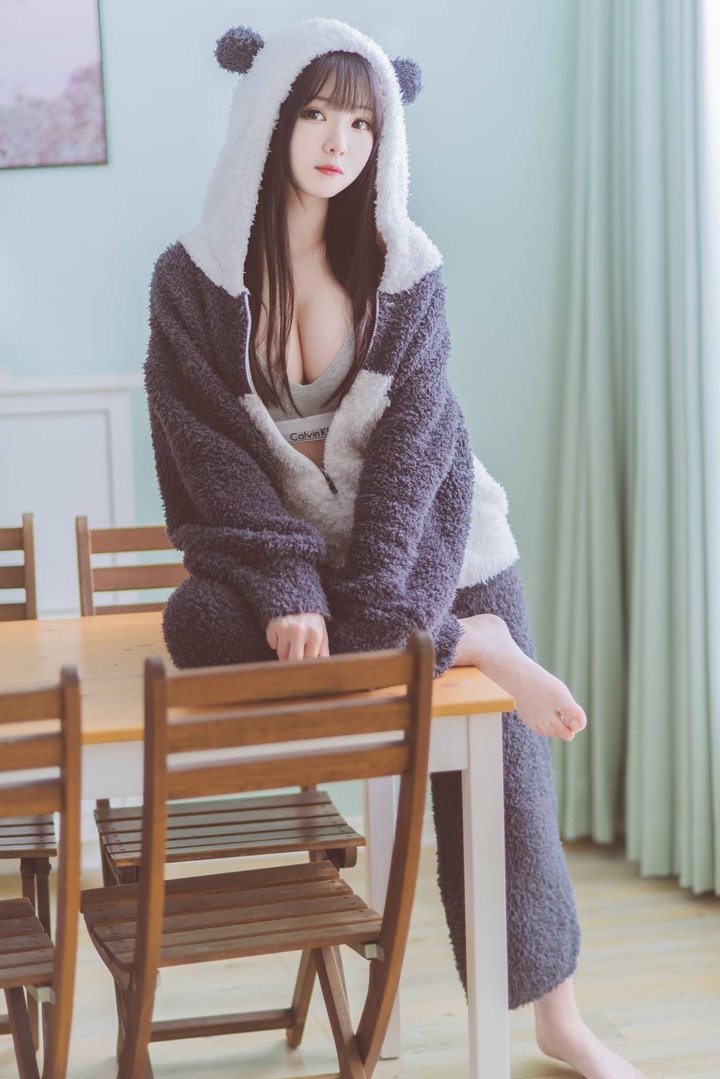 霜月shimo居家女友COS赏析:毛绒熊猫外套里的甜美反差感 霜月shimo居家女友COS赏析:毛绒熊猫外套里的甜美反差感