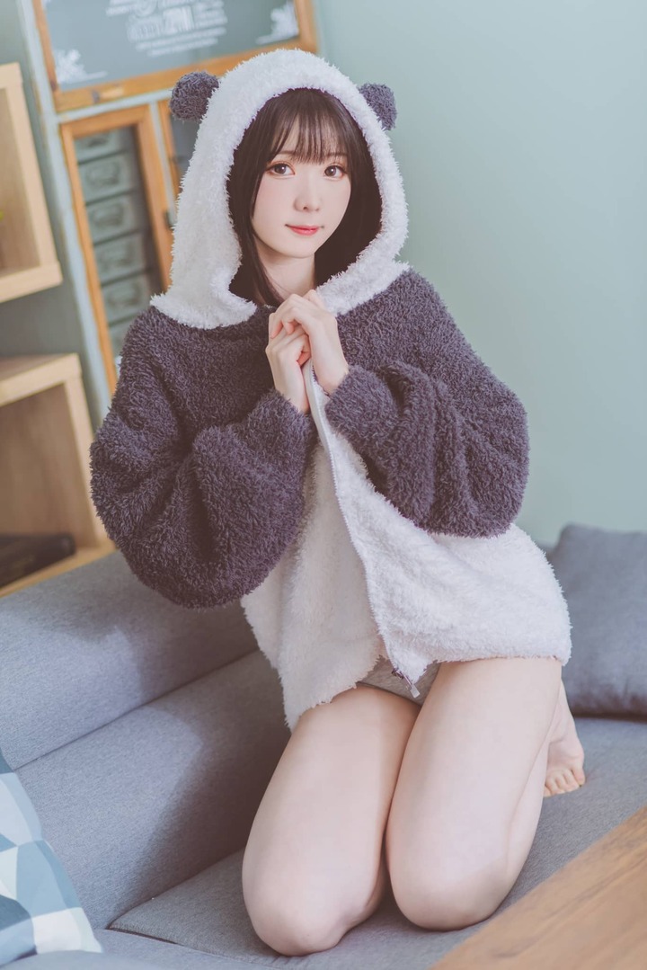 霜月shimo居家女友COS赏析:毛绒熊猫外套里的甜美反差感 霜月shimo居家女友COS赏析:毛绒熊猫外套里的甜美反差感