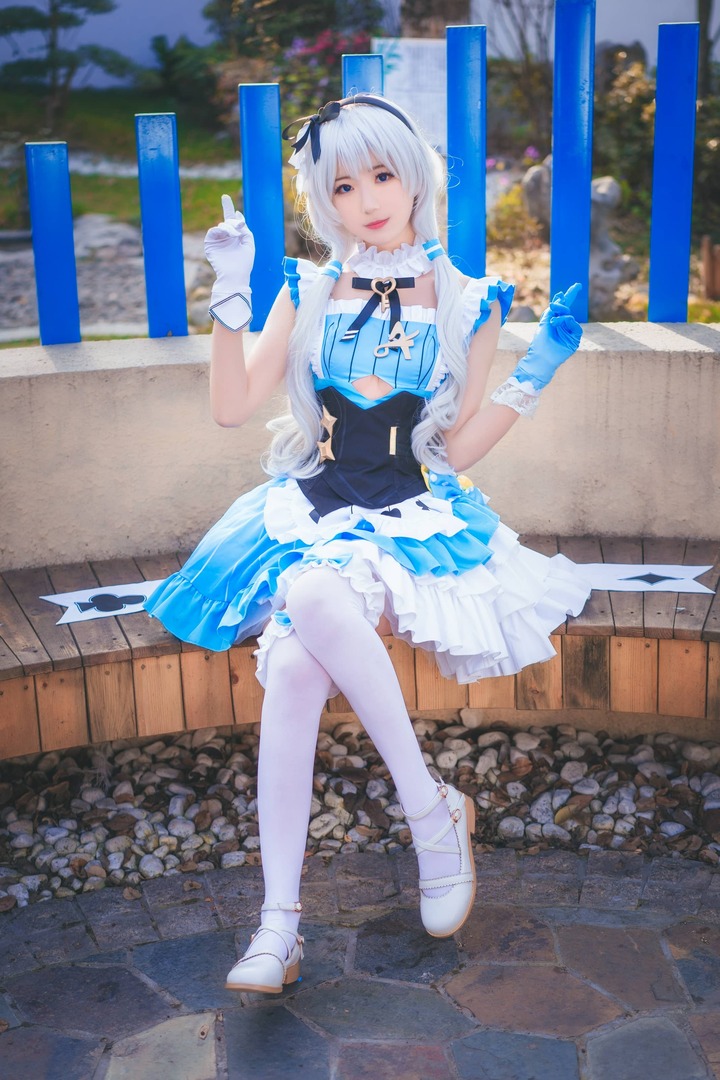 崩坏学园2·德丽莎COS赏析:弥音音还原蓝白少女的经典魅力 崩坏学园2·德丽莎COS赏析:弥音音还原蓝白少女的经典魅力