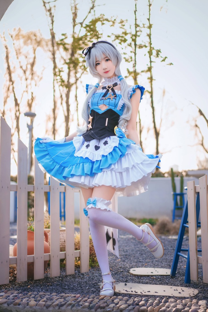 崩坏学园2·德丽莎COS赏析:弥音音还原蓝白少女的经典魅力 崩坏学园2·德丽莎COS赏析:弥音音还原蓝白少女的经典魅力