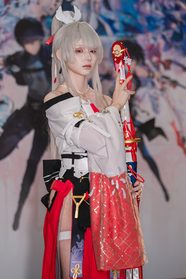 鸣潮·绯雪COS:月海月音银发红瞳造型日式长袖尽显冷艳气质 鸣潮·绯雪COS:月海月音银发红瞳造型日式长袖尽显冷艳气质