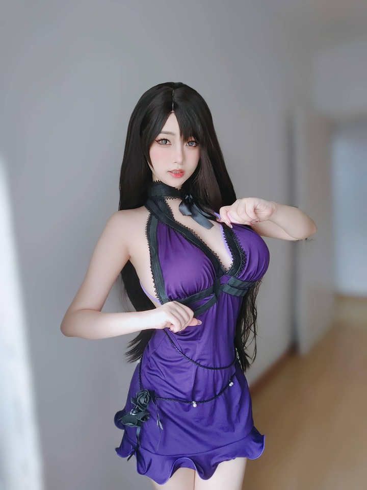 女主K礼服版蒂法COS:最终幻想VII紫黑礼服下的温柔与力量 女主K礼服版蒂法COS:最终幻想VII紫黑礼服下的温柔与力量