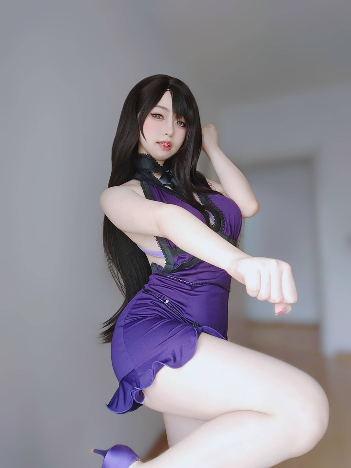 女主K礼服版蒂法COS:最终幻想VII紫黑礼服下的温柔与力量 女主K礼服版蒂法COS:最终幻想VII紫黑礼服下的温柔与力量