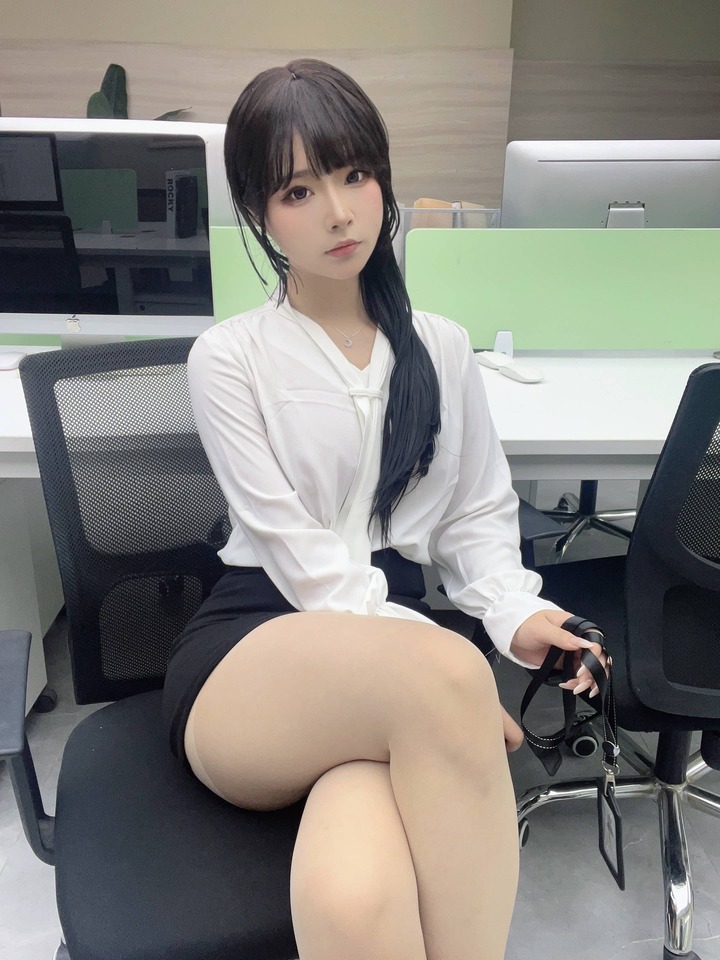 yuuhui玉汇体贴的秘书cos:解锁职场轻熟优雅与极致氛围感 yuuhui玉汇体贴的秘书cos:解锁职场轻熟优雅与极致氛围感