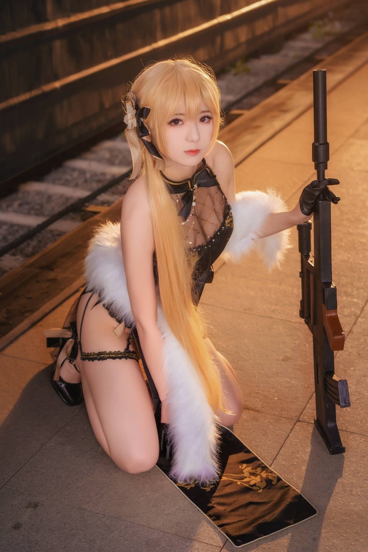 少女前线弥音音COS：OTs-14黑金旗袍与战术人形的优雅碰撞