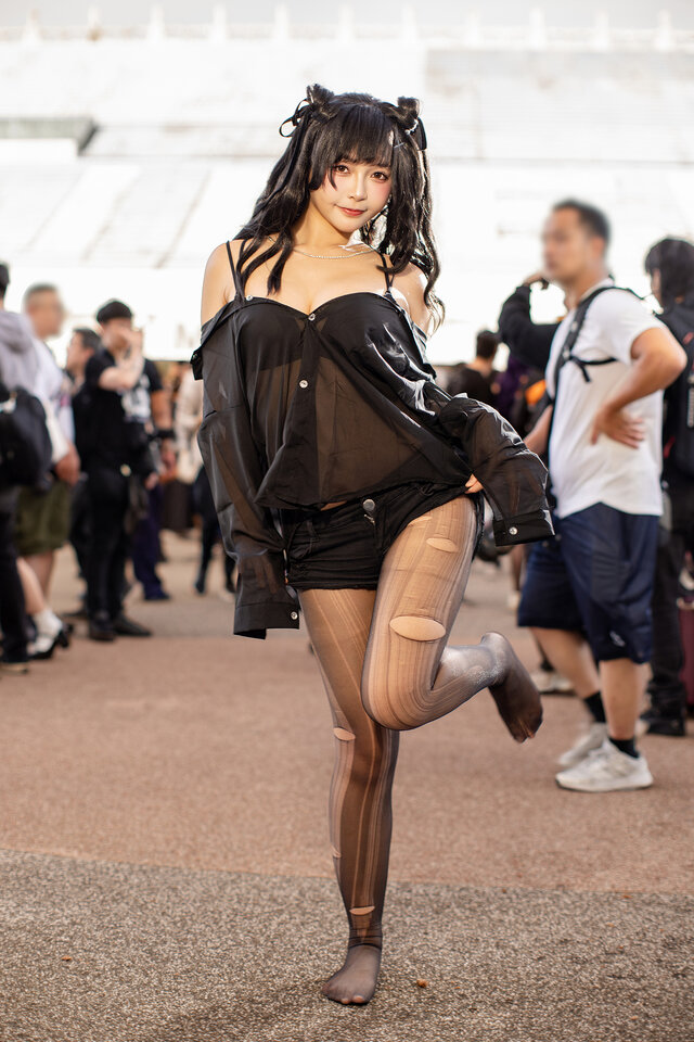 台湾coser Tsuru鶴葵亮相PF44:黑色露肩造型演绎个性时尚感 台湾coser Tsuru鶴葵亮相PF44:黑色露肩造型演绎个性时尚感