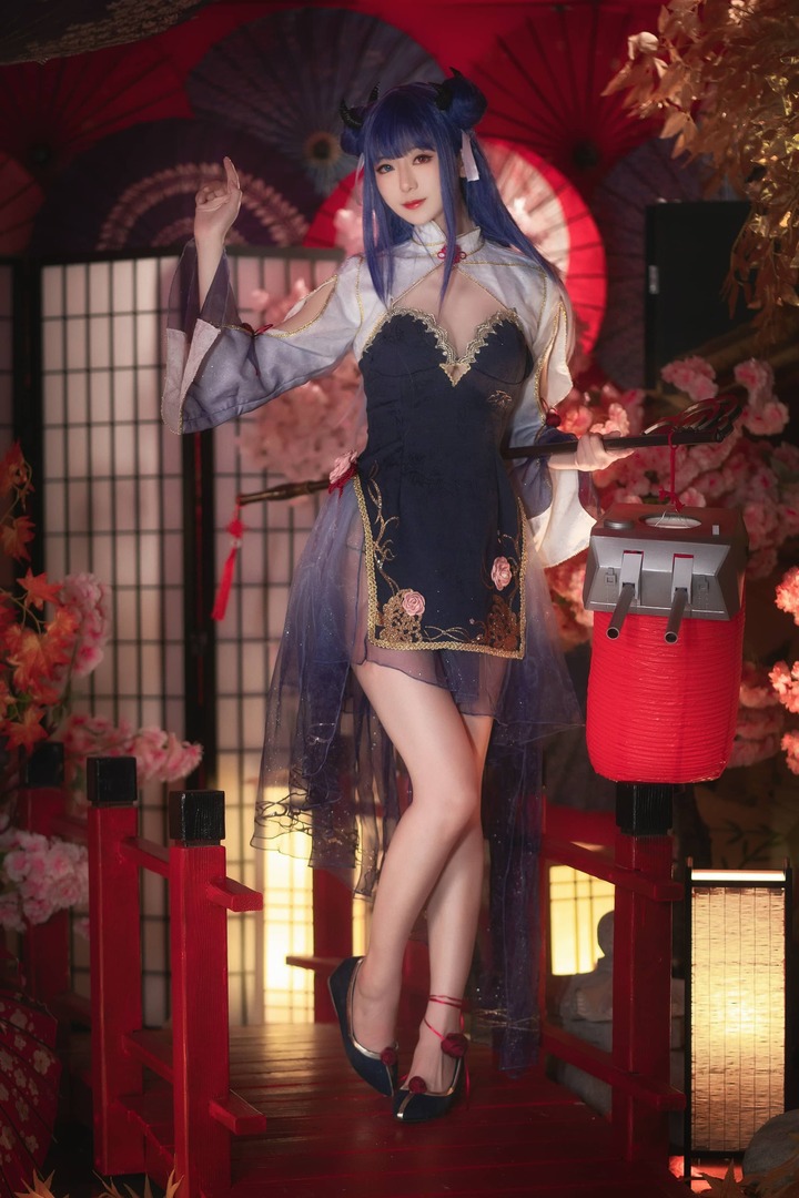 弥音音碧蓝航线COS赏析:深蓝旗袍演绎伊吹的温柔东方韵味 弥音音碧蓝航线COS赏析:深蓝旗袍演绎伊吹的温柔东方韵味