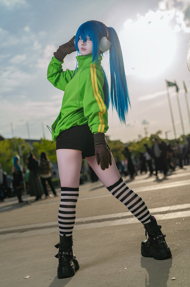 百越UziMoko初音未来:俄罗斯套娃荧光绿外套下的叛逆节拍 百越UziMoko初音未来:俄罗斯套娃荧光绿外套下的叛逆节拍