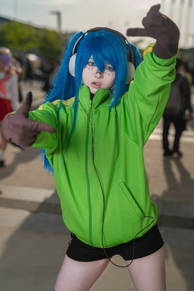 百越UziMoko初音未来:俄罗斯套娃荧光绿外套下的叛逆节拍 百越UziMoko初音未来:俄罗斯套娃荧光绿外套下的叛逆节拍