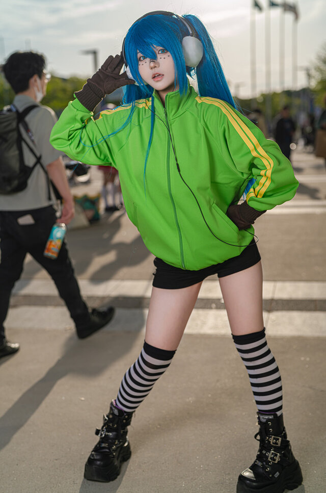 百越UziMoko初音未来:俄罗斯套娃荧光绿外套下的叛逆节拍 百越UziMoko初音未来:俄罗斯套娃荧光绿外套下的叛逆节拍