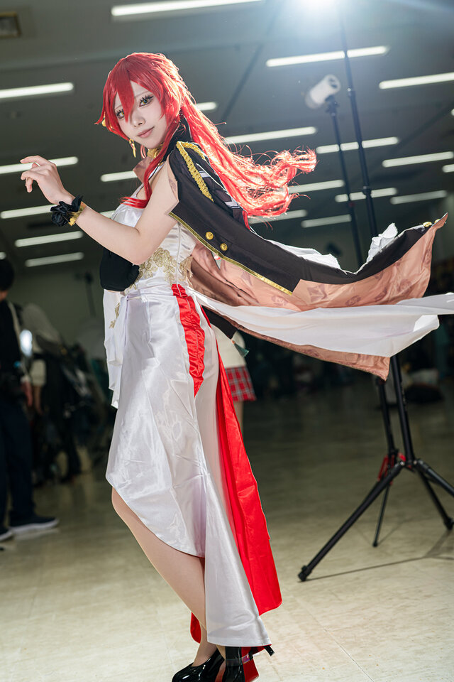 Mitamaru星穹铁道姬子cos:知性红发与高开叉礼服美翻全场 Mitamaru星穹铁道姬子cos:知性红发与高开叉礼服美翻全场