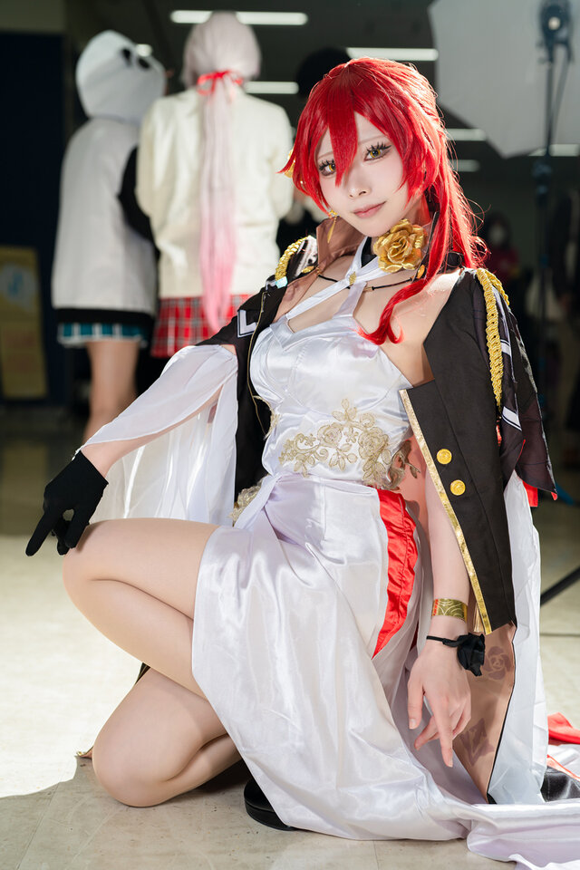 Mitamaru星穹铁道姬子cos:知性红发与高开叉礼服美翻全场 Mitamaru星穹铁道姬子cos:知性红发与高开叉礼服美翻全场