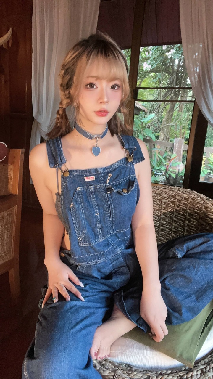 yuuhui玉汇背带裤妹妹COS:复古牛仔系温柔治愈的居家少女 yuuhui玉汇背带裤妹妹COS:复古牛仔系温柔治愈的居家少女