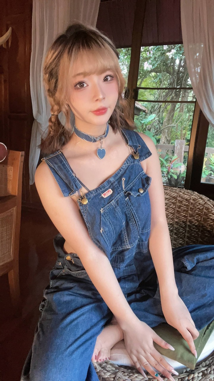 yuuhui玉汇背带裤妹妹COS:复古牛仔系温柔治愈的居家少女 yuuhui玉汇背带裤妹妹COS:复古牛仔系温柔治愈的居家少女