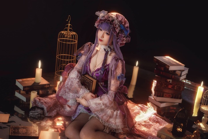 弥音音东方Project帕秋莉COS赏析:暗夜图书馆里的紫色优雅 弥音音东方Project帕秋莉COS赏析:暗夜图书馆里的紫色优雅