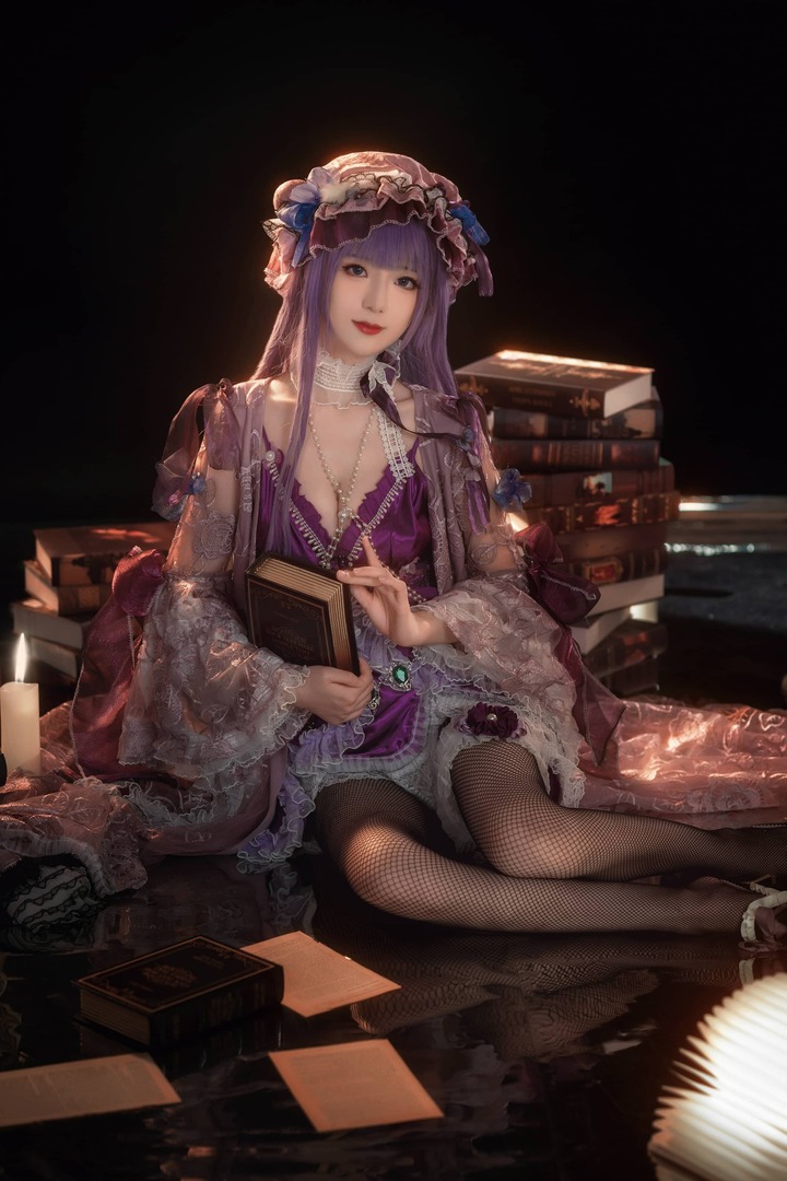 弥音音东方Project帕秋莉COS赏析:暗夜图书馆里的紫色优雅 弥音音东方Project帕秋莉COS赏析:暗夜图书馆里的紫色优雅