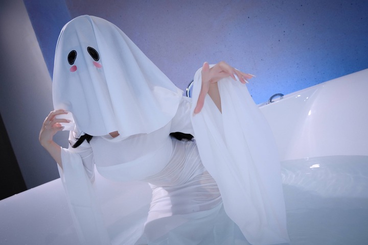 miko酱ww蓝夜幽灵来访COS：演绎白色礼服下俏皮幽灵少女