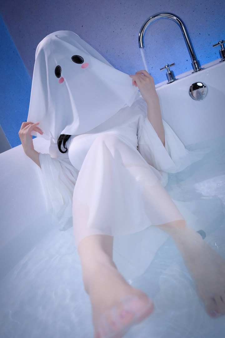 miko酱ww蓝夜幽灵来访COS：演绎白色礼服下俏皮幽灵少女