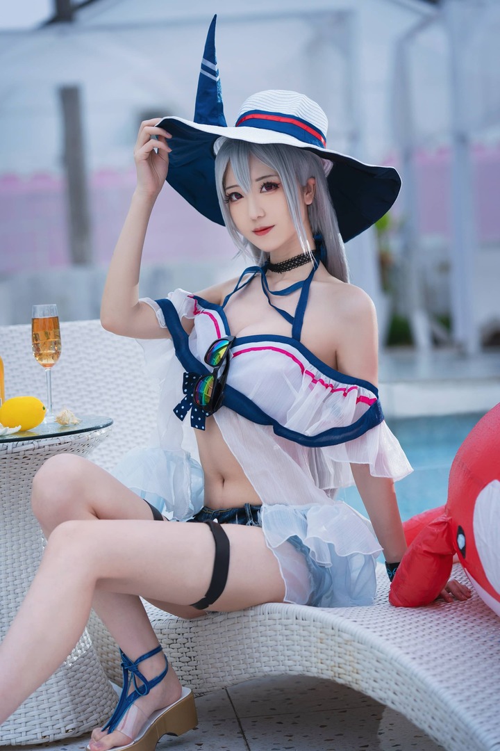 弥音音明日方舟COS:夏日泳装斯卡蒂演绎清冷与优雅的魅力 弥音音明日方舟COS:夏日泳装斯卡蒂演绎清冷与优雅的魅力
