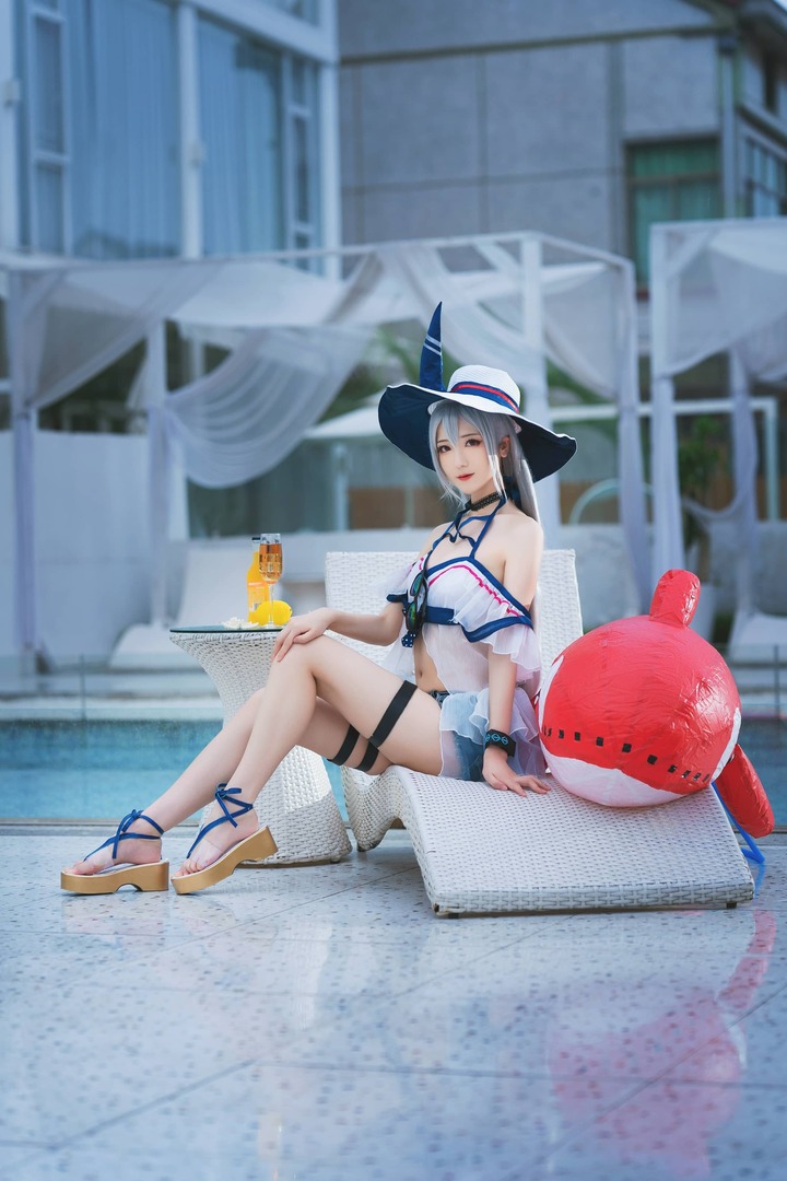 弥音音明日方舟COS:夏日泳装斯卡蒂演绎清冷与优雅的魅力 弥音音明日方舟COS:夏日泳装斯卡蒂演绎清冷与优雅的魅力
