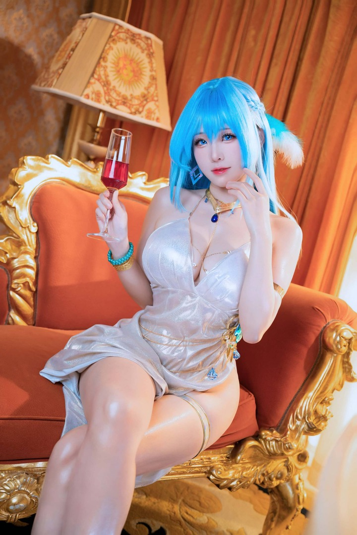 胜利女神海伦礼服COS：miko酱ww演绎成熟优雅的蓝发舰长