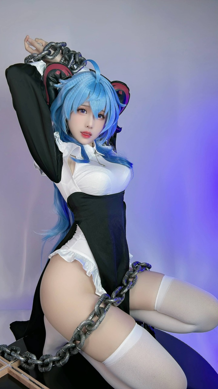 miko酱ww甘雨COS:修女风服饰与蓝紫光影交织的二创魅力 miko酱ww甘雨COS:修女风服饰与蓝紫光影交织的二创魅力